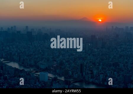 Sonnenuntergang über Mt. Fuji von der Aussichtsplattform des Tokyo Skytree Towers aus gesehen, der der höchste Turm der Welt ist und ein Broadcasting, Restaurant ist Stockfoto