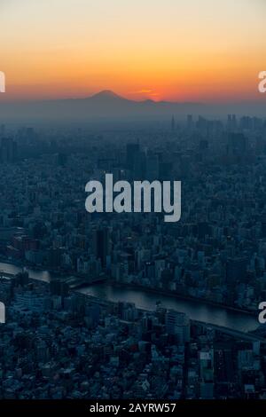 Sonnenuntergang über Mt. Fuji von der Aussichtsplattform des Tokyo Skytree Towers aus gesehen, der der höchste Turm der Welt ist und ein Broadcasting, Restaurant ist Stockfoto