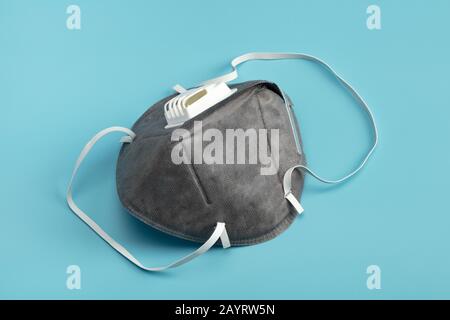 Virenschutzmaske mit Beatmungsventil. Stockfoto