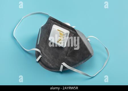 Virenschutzmaske mit Beatmungsventil. Stockfoto