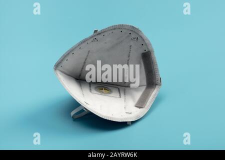 Virenschutzmaske mit Beatmungsventil. Stockfoto