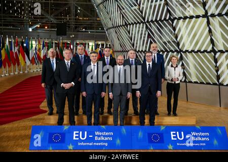 Brüssel, Belgien. Februar 2020. Die Staats- und Regierungschefs posieren für ein Gruppenfoto vor dem informellen Treffen zwischen der EU und dem westlichen Balkan am EU-Hauptsitz in Brüssel, Belgien, 16. Februar 2020. Credit: Zhang Cheng/Xinhua/Alamy Live News Stockfoto