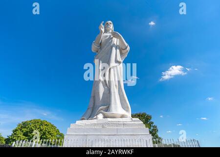 November 2019 In Havanna, Kuba Statt. Christus von Havanna, eine große Skulptur, die Jesus von Nazaret auf einem Hügel mit Blick auf die Bucht in Havanna, Kuba, darstellt. Stockfoto