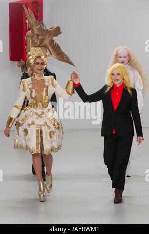 PAM Hogg spaziert mit drei ihrer Models am Ende ihrer AW20 Catwalk Show während der London Fashion Week bei Fashion Scout, Victoria House, London, Großbritannien. Credit: Antony Nettle/Alamy Live News Stockfoto