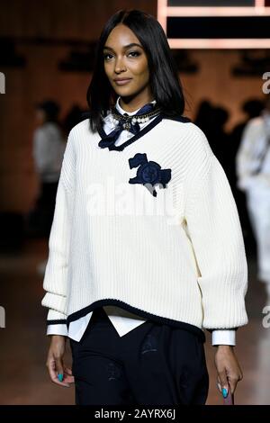 Jourdan Dunn auf der Start- Und Landebahn Tommy Hilfiger AW20 während der London Fashion Week Februar 2020 - London, UK 16/02/2020 - weltweite Nutzung Stockfoto