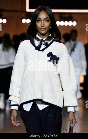Jourdan Dunn auf der Start- Und Landebahn Tommy Hilfiger AW20 während der London Fashion Week Februar 2020 - London, UK 16/02/2020 - weltweite Nutzung Stockfoto