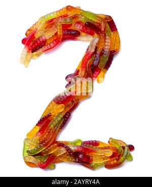 Arabische Ziffer "2" aus mehrfarbigem Kaumarmalade auf einem weiß isolierten Hintergrund. Lebensmittelmuster aus Süßigkeiten von Kindern Schlangen. Helles Alpha Stockfoto