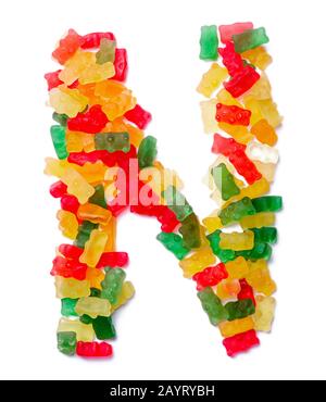 Buchstabe N des englischen Alphabets aus mehrfarbigem Kaumarmalade auf einem weiß isolierten Hintergrund. Lebensmittelmuster aus Süßigkeiten von Kindern Bären Stockfoto