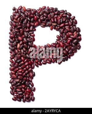 Der Buchstabe "P" des englischen Alphabets aus braunen Bohnen auf einem weiß isolierten Hintergrund. Braunes Haricot-Bohnen-Muster. Gesundes Lebensmittelkonzept. Buchstaben f Stockfoto