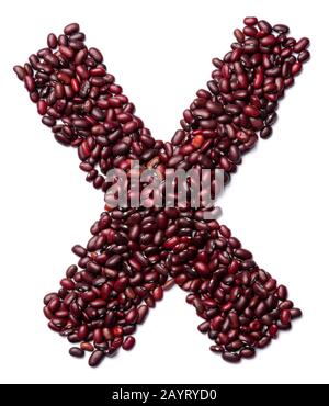 Der Buchstabe "X" des englischen Alphabets aus braunen Bohnen auf einem weiß isolierten Hintergrund. Braunes Haricot-Bohnen-Muster. Gesundes Lebensmittelkonzept. Buchstaben f Stockfoto