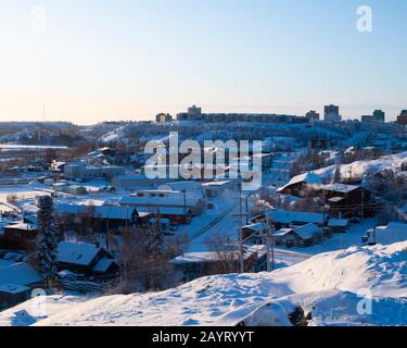 Blick auf die Innenstadt von Yellowknife von The Rock in der Altstadt, Yellowknife, Northwest Territories, Kanada Stockfoto