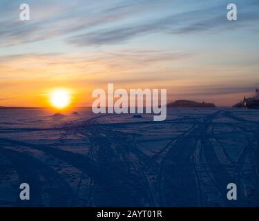 Morgensonne über der Dettah Ice Road in Yellowknife, Northwest Territories, Kanada Stockfoto