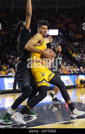 Wichita, Kansas, USA. Februar 2020. Wichita State Shockers Center Jaime Echenique (21) sieht so aus, als ob er während des NCAA-Basketballspiels zwischen der Tulane Green Wave und den Wichita State Shockers in der Charles Koch Arena in Wichita, Kansas, einen Postumzug machen sollte. Credit: Cal Sport Media/Alamy Live News Stockfoto