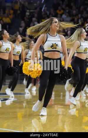 Wichita, Kansas, USA. Februar 2020. Die Mannschaft der Wichita State Shockers jubelt während des NCAA-Basketballspiels zwischen der Tulane Green Wave und den Wichita State Shockers in der Charles Koch Arena in Wichita, Kansas. Credit: Cal Sport Media/Alamy Live News Stockfoto