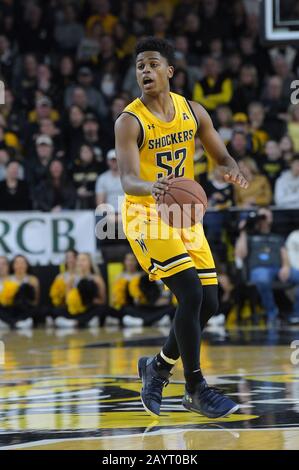 Wichita, Kansas, USA. Februar 2020. Wichita State Shockers Guard Grant Sherfield (52) übernimmt den Ball während des NCAA-Basketballspiels zwischen der Tulane Green Wave und den Wichita State Shockers in der Charles Koch Arena in Wichita, Kansas. Credit: Cal Sport Media/Alamy Live News Stockfoto