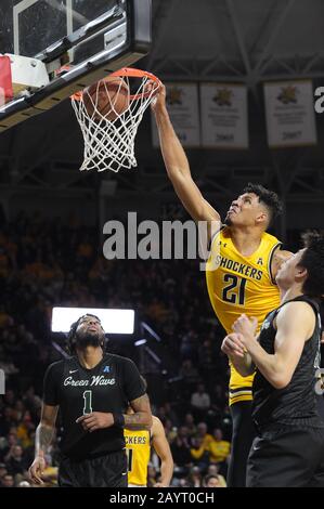 Wichita, Kansas, USA. Februar 2020. Wichita State Shockers Center Jaime Echenique (21) punktete in der ersten Hälfte während des NCAA-Basketballspiels zwischen der Tulane Green Wave und den Wichita State Shockers in der Charles Koch Arena in Wichita, Kansas. Credit: Cal Sport Media/Alamy Live News Stockfoto