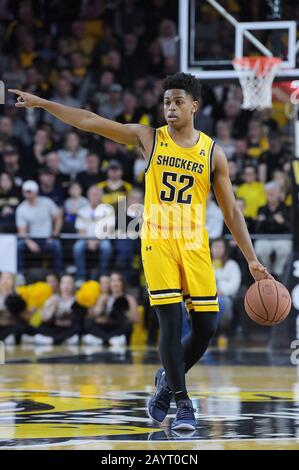 Wichita, Kansas, USA. Februar 2020. Wichita State Shockers Guard Grant Sherfield (52) übernimmt den Ball während des NCAA-Basketballspiels zwischen der Tulane Green Wave und den Wichita State Shockers in der Charles Koch Arena in Wichita, Kansas. Credit: Cal Sport Media/Alamy Live News Stockfoto