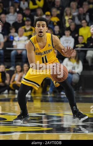 Wichita, Kansas, USA. Februar 2020. Wichita State Shockers Guard Noah Fernandes (11) übernimmt den Ball während des NCAA-Basketballspiels zwischen der Tulane Green Wave und den Wichita State Shockers in der Charles Koch Arena in Wichita, Kansas. Credit: Cal Sport Media/Alamy Live News Stockfoto