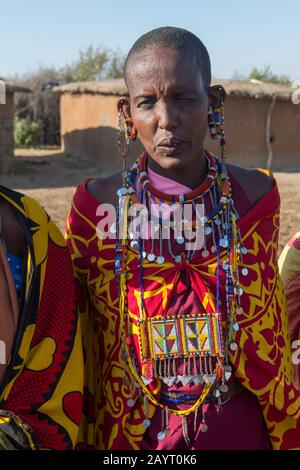 Nahaufnahme einer Maasai-Frau mit ihrem Glasperlenschmuck in einem Maasai-Dorf in der Masai Mara in Kenia. Stockfoto