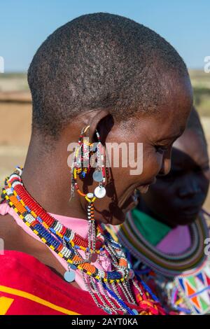 Nahaufnahme einer Maasai-Frau mit ihrem Glasperlenschmuck in einem Maasai-Dorf in der Masai Mara in Kenia. Stockfoto