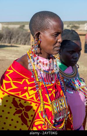 Nahaufnahme einer Maasai-Frau mit ihrem Glasperlenschmuck in einem Maasai-Dorf in der Masai Mara in Kenia. Stockfoto