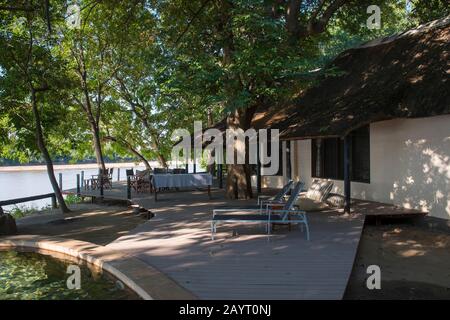 Das Nkwali Camp am Flussufer des Luangwa River über den South Luangwa National Park im Osten Sambias. Stockfoto