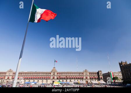 Nationalflaggen und Nationalpalast, Zocalo, Plaza de la Constitucion, Mexiko-Stadt, Mexiko, Mittelamerika Stockfoto