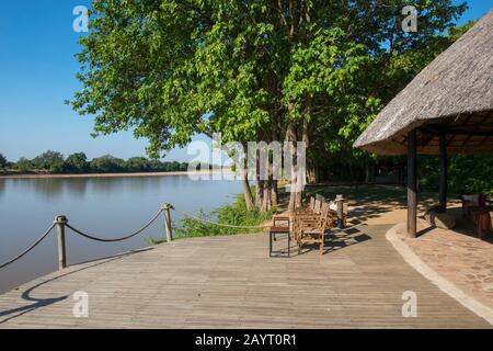 Das Nkwali Camp am Flussufer des Luangwa River über den South Luangwa National Park im Osten Sambias. Stockfoto