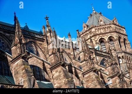 Kathedrale von Straßburg - römisch-katholische Kathedrale in Straßburg, Elsass, Frankreich. Zahlen aus dem Hauptportal. Stockfoto