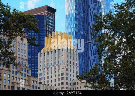 Trump Parc Condominium, ehemaliges Barbizon-Plaza Hotel mit neuem, von Art Deco inspirierten Dachdesign in New York Taxi Yellow Stockfoto