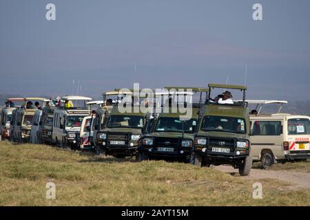 Touristen in Safarifahrzeugen auf einer Wildbahn beobachten Wildtiere im Amboseli National Park, Kenia. Stockfoto