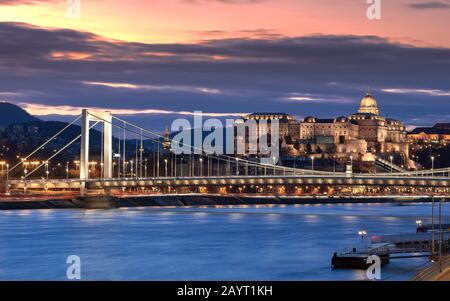 Europa Ungarn Budapest Elizabeth Bridge Buda Burg Donau-Fluss. Dock Stockfoto