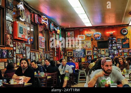 Im Inneren von Katz's legendärem pastrami, Corned Beef und Jewish Deli, großartiges Essen und Atmosphäre auf der E Houston St, New York Stockfoto