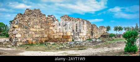 Wände der antiken Stadt Hierapolis in Pamukkale, Türkei, auf dem weißen Berg Pamukkale an einem Sommermorgen. Stockfoto