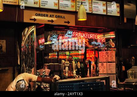 Neonschilder in Katz's legendärer Pastrami, Corned Beef und jüdisches Feinkost, großartiges Essen und Atmosphäre in der E Houston Street, New York City Stockfoto