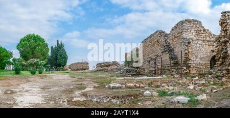 Wände der antiken Stadt Hierapolis in Pamukkale, Türkei, auf dem weißen Berg Pamukkale an einem Sommermorgen. Stockfoto