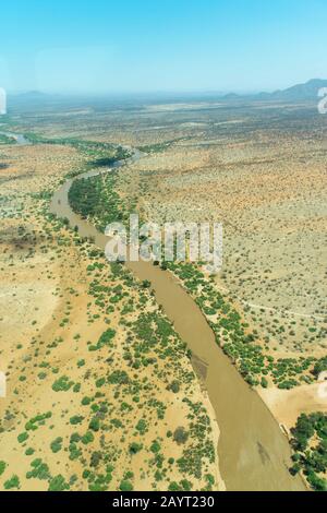 Luftaufnahme der trockenen Landschaft und des Ewaso Ngiro River im Samburu National Reserve in Kenia. Stockfoto