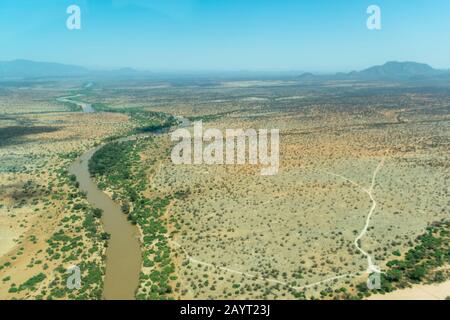 Luftaufnahme der trockenen Landschaft und des Ewaso Ngiro River im Samburu National Reserve in Kenia. Stockfoto