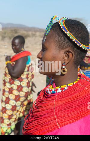 Porträt einer Samburu-Frau in einem Dorf in Samburu in der Nähe des Samburu National Reserve in Kenia. Stockfoto