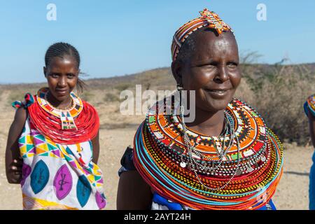 Porträt einer Samburu-Frau in einem Dorf in Samburu in der Nähe des Samburu National Reserve in Kenia. Stockfoto