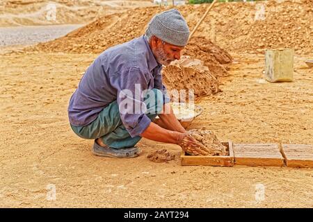 Clayman Ziegel machen Stockfoto