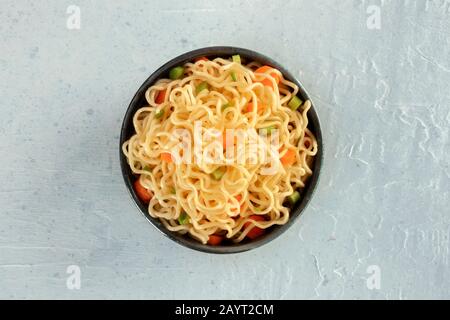 Instantnudeln mit Karotten und Hengsten, Gemüsesoba-Schüssel, von oben geschossen Stockfoto