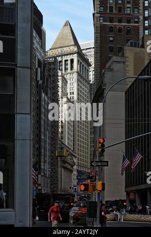 14 Wall Street, ein geschäftiger Blick von der Ecke von Beaver und Breiten Straßen in Lower Manhattan, New York, Flags, Traffic Lights, Wolkenkratzer, Stockfoto