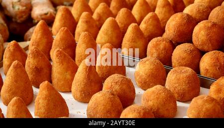 Viele gefüllte Bälle Reis ist ein typisches Gericht Italiens, das in italienischer Sprache als ARANCINI bezeichnet wird und auf Dem Markt angeboten wird Stockfoto