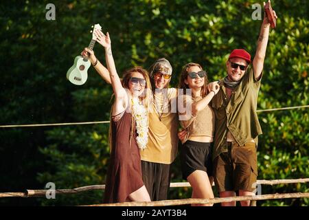 Freudige junge Leute in der Sonnenbrille genießen einen weiteren glücklichen Sonnentag auf der tropischen Insel Stockfoto