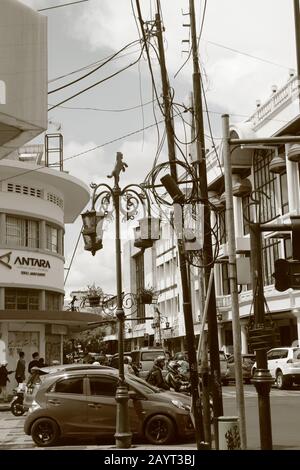 Eine Ecke der Stadt Bandung, die häufig in Gebäuden des kulturellen Erbes auf Jalan Braga, dem Zentrum des niederländischen Vereins, zu finden ist Stockfoto