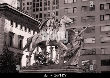 General William Tecumseh-Sherman in cape on Horse wird vom geflügelten Sieg angeführt, griechische Goddess Nike - The Sherman Memorial, Grand Army Plaza, New York Stockfoto