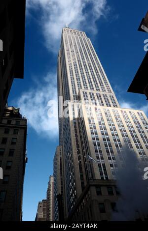 Empire State Building ein niedriger Blickwinkel auf den Art-Deco-Wolkenkratzer, der eine vertikale Fensterform im Hintergrund zeigt; befindet sich in Midtown Manhattan, New York Stockfoto