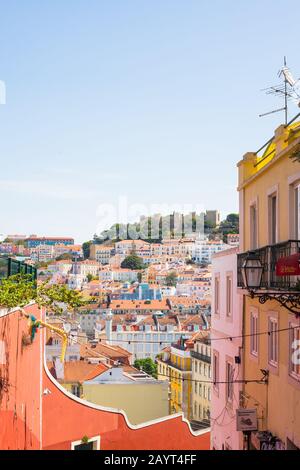 Lissabon, Portugal, 13. SEPTEMBER 2019: Café im Freien auf den alten Straßen von Alfama, mit Blick auf die Baixa Stockfoto