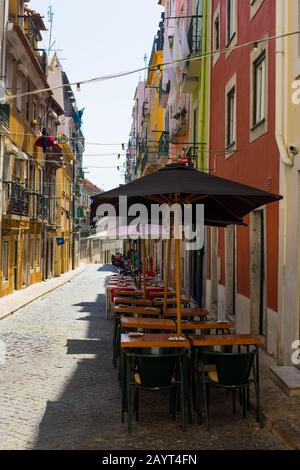 Lissabon, Portugal, 13. SEPTEMBER 2019: Café im Freien auf der alten Straße Stockfoto